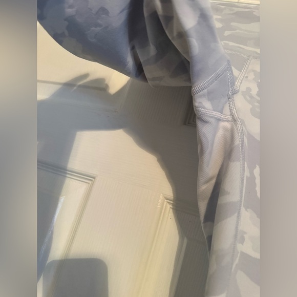 Lululemon Athletica Gray Camo Leggings 25in inseam - Picture 2 of 4